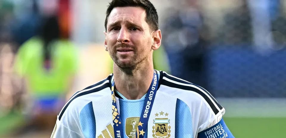 Futbolchi Lionel Messi medali bilan yuribdi