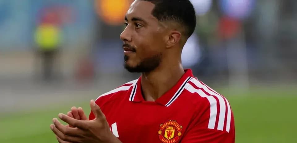 Futbolchi Manchester United formasida qo'lini chalqanmoqda