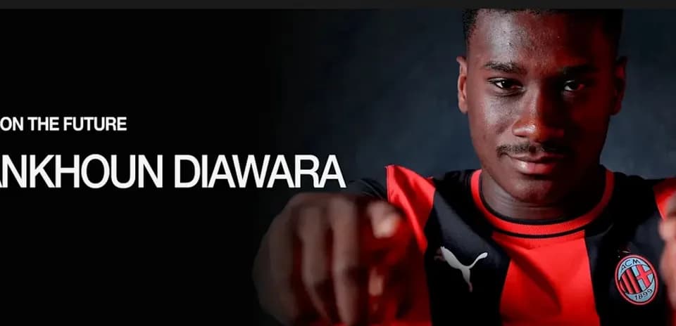 Futbolchi Sankhoun Diawara kamerada poz berayotgan