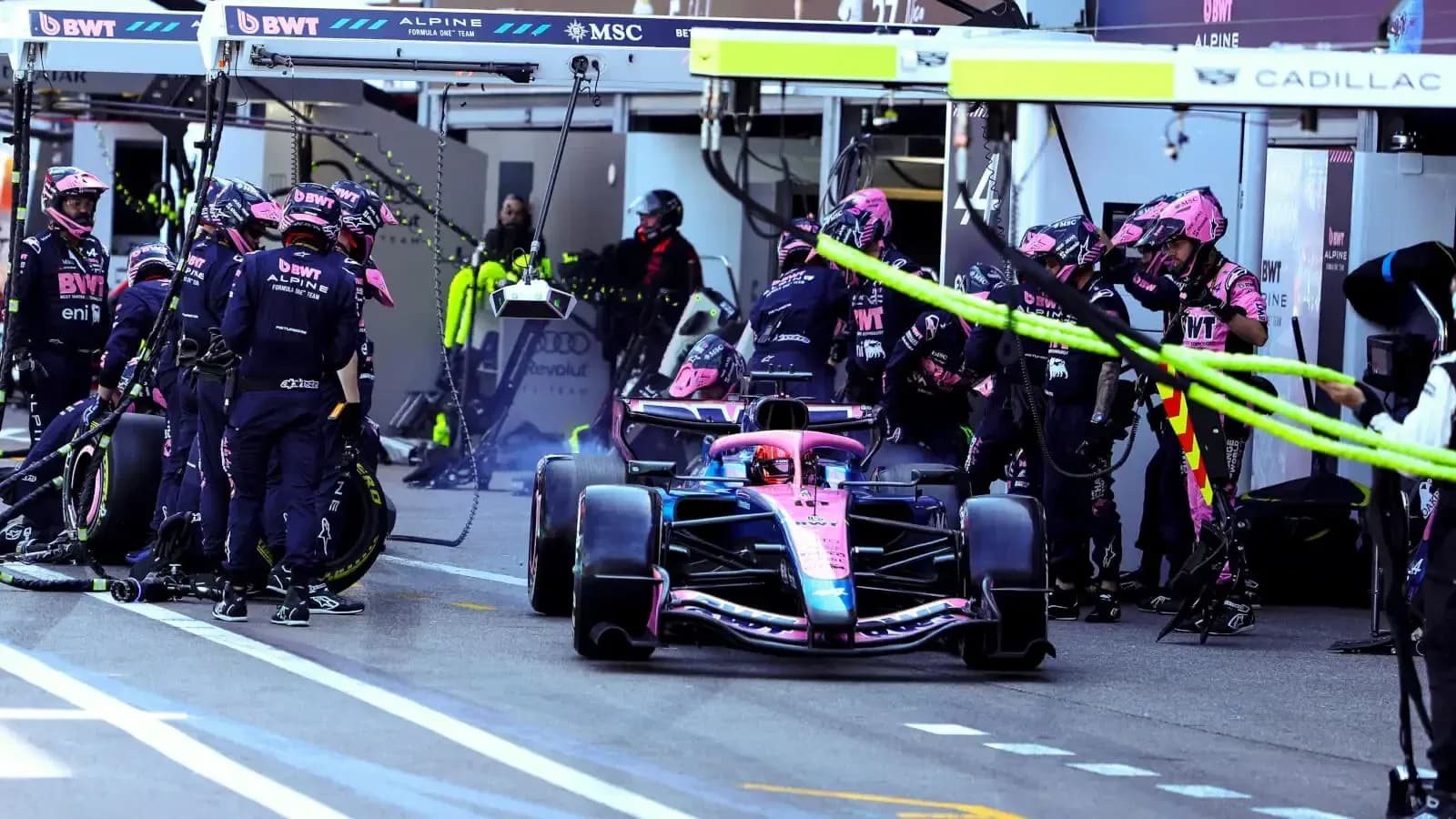 Alpine F1 team performing a pit stop during race