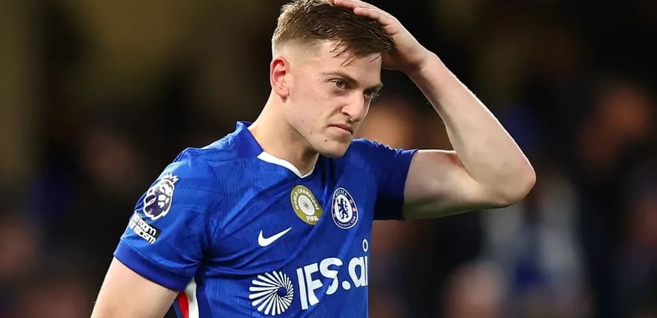 Futbolchi Chelsea formasida, boshini ushlab turibdi