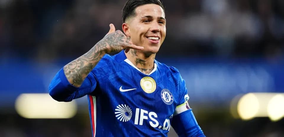 Futbolchi Chelsea formasida raqibga ishora qilmoqda