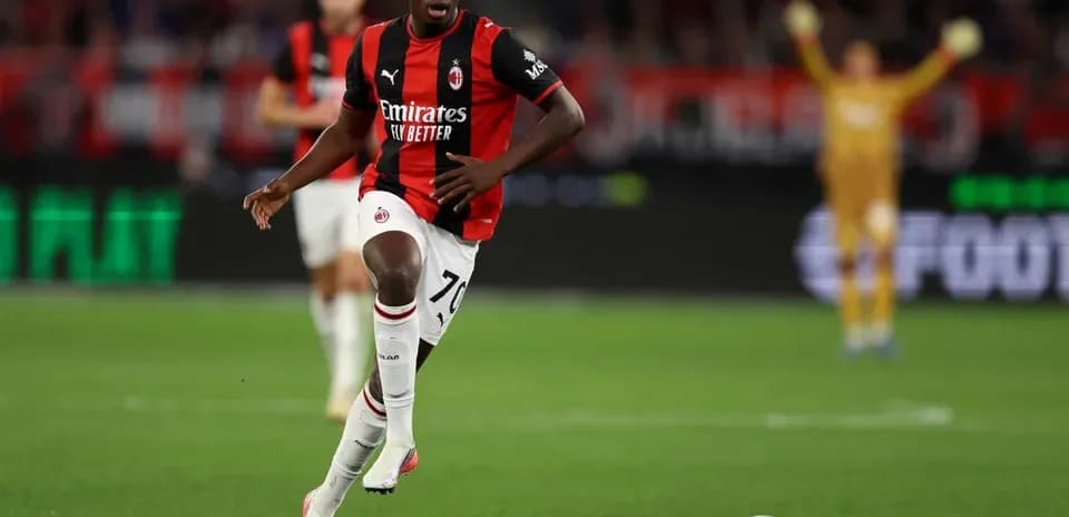 Futbolchi to'pni olib ketayotgan payt