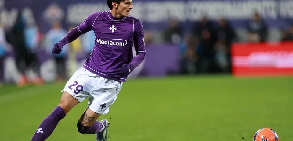 Fiorentina player sprinting towards the ball