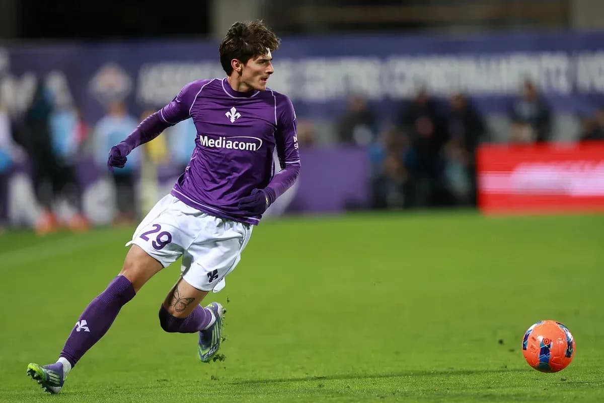 Fiorentina player sprinting towards the ball