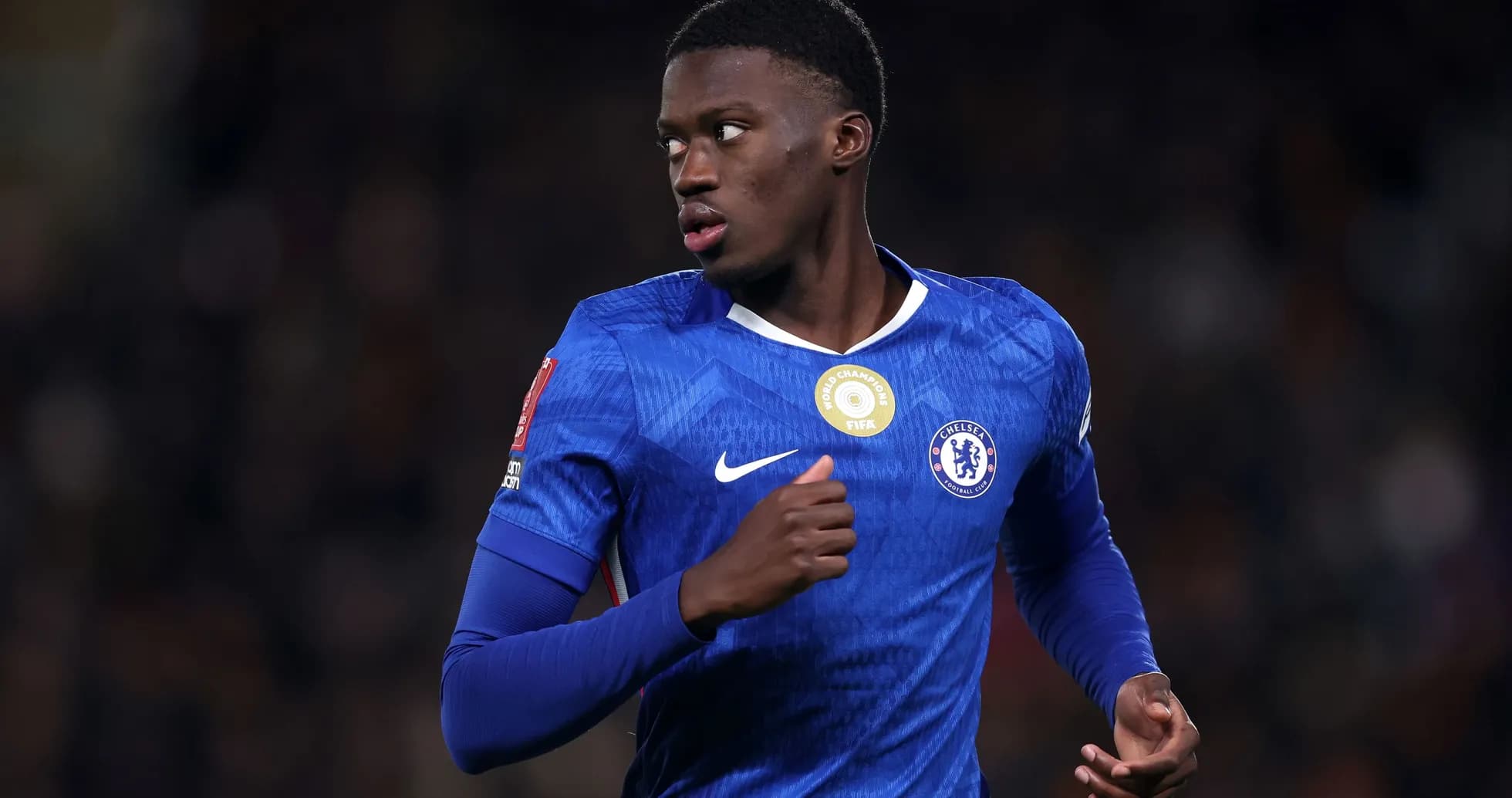 Futbolchi Chelsea formasida maydonda harakatlanmoqda
