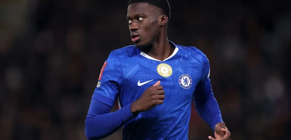 Futbolchi Chelsea formasida maydonda harakatlanmoqda