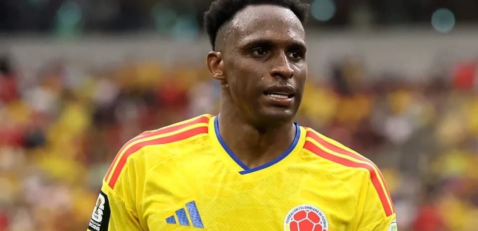 Futbolchi Kolumbiya formasi bilan maydonda