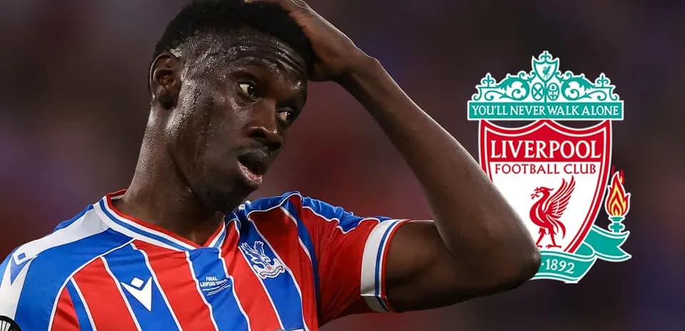 Futbolchi o'yin davomida qo'lini boshiga qo'ygan