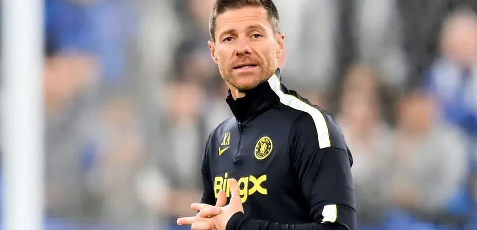 Murabbiy jamoa o'yinchilariga ko'rsatma berayapti