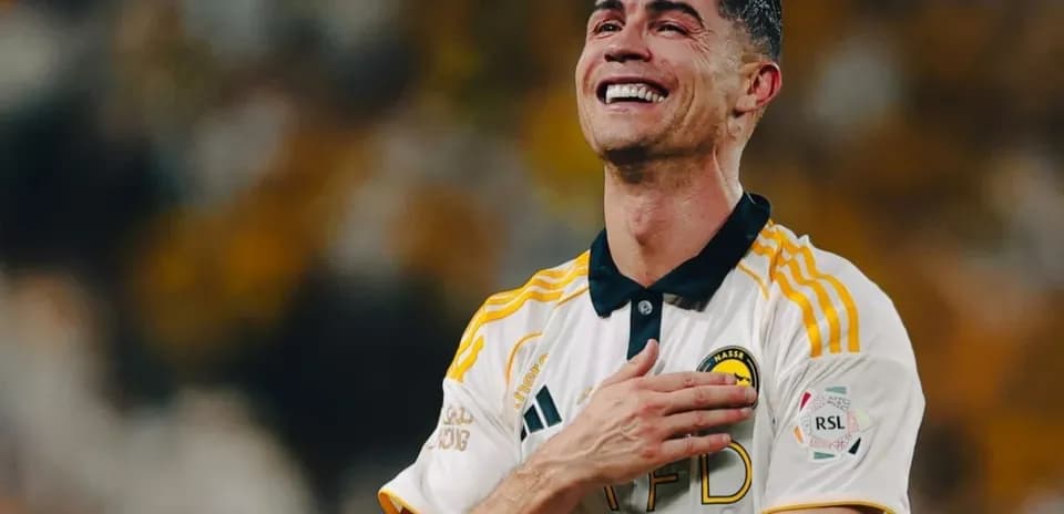 Futbolchi quvonch bilan qo'lini yuragiga qo'ydi