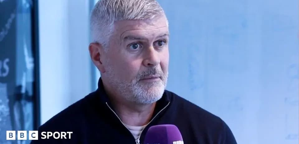 Yuzida intervyu berayotgan sport mutaxassisi