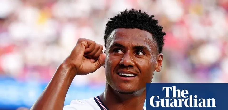 Futbolchi to'g'ri qo'lini ko'tarib, g'alaba nishonlayapti