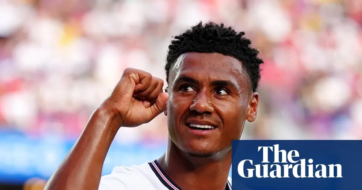 Futbolchi to'g'ri qo'lini ko'tarib, g'alaba nishonlayapti
