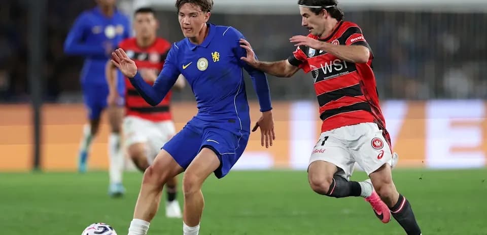 Bir futbolchining to'pni ushlab olishga urinishlari