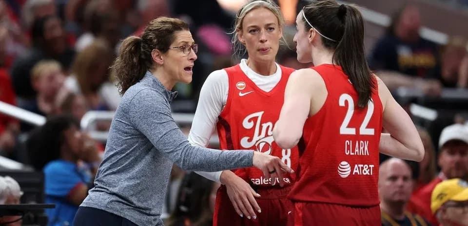 Trener va o'yinchilar strategiya muhokama qilmoqda