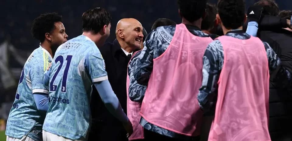 Juve players celebrating with their coach after match
