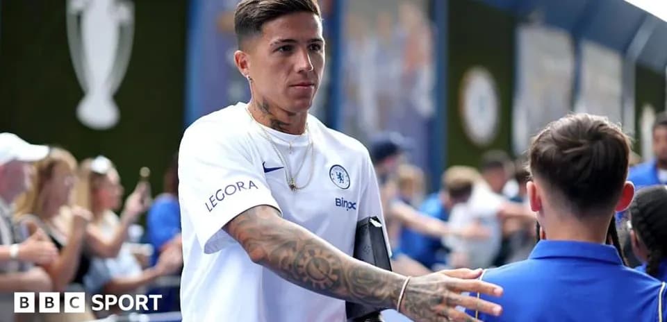 Futbolchi yosh bolaga qo'l berayotgan