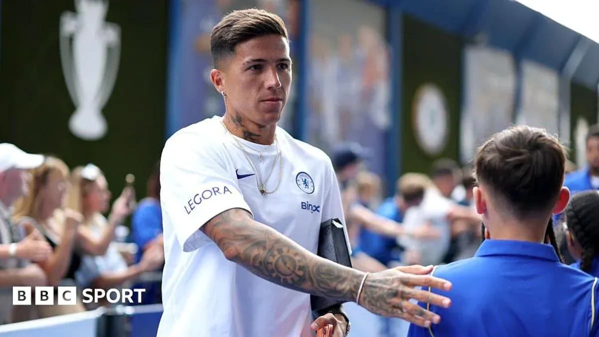 Futbolchi yosh bolaga qo'l berayotgan
