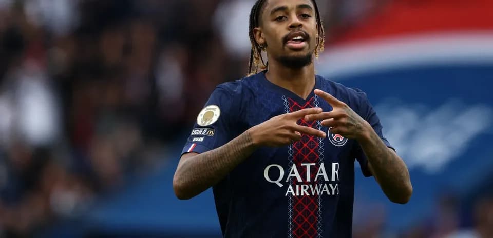 Futbolchi PSG formasida maydonda gest qilishda