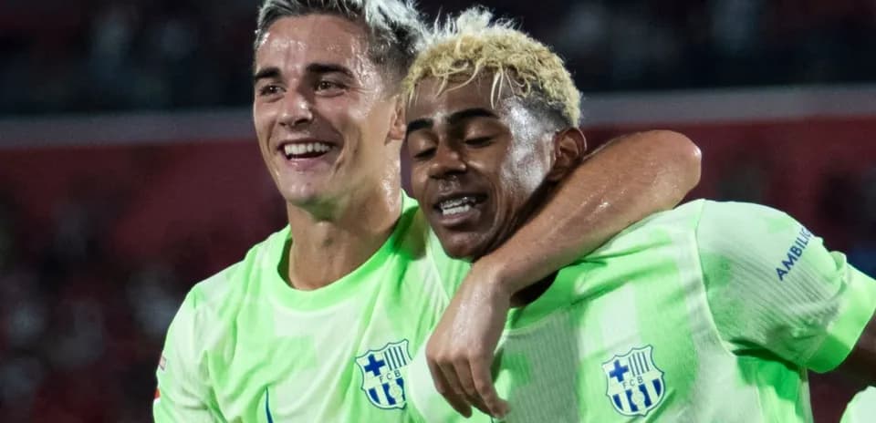 Ikkita futbolchi bir-birini quchayotgan holatda