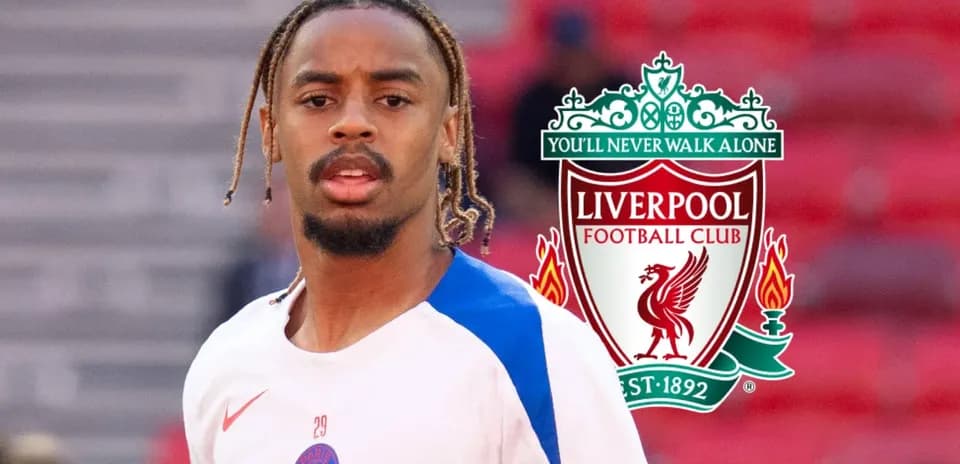 Futbolchi Paris Saint-Germain formasida, Liverpool emblemi ortida