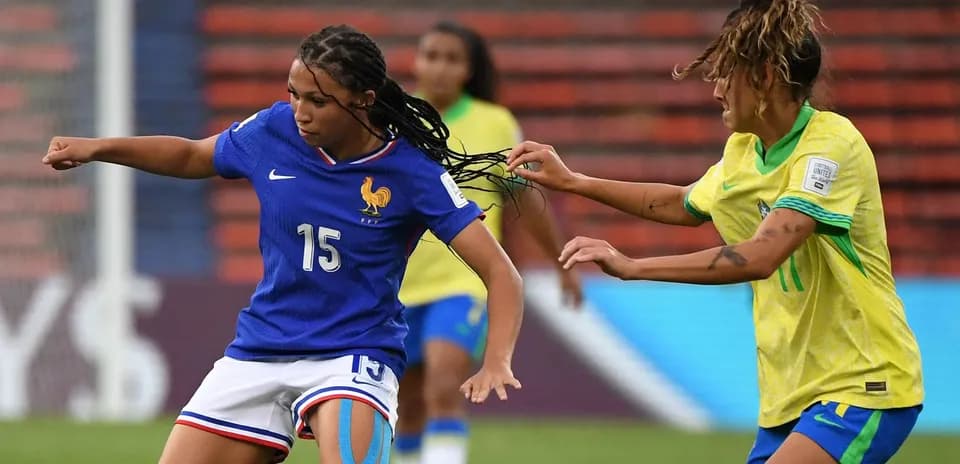 Fransiya va Braziliya o'yinchilari to'pni tortishmoqda