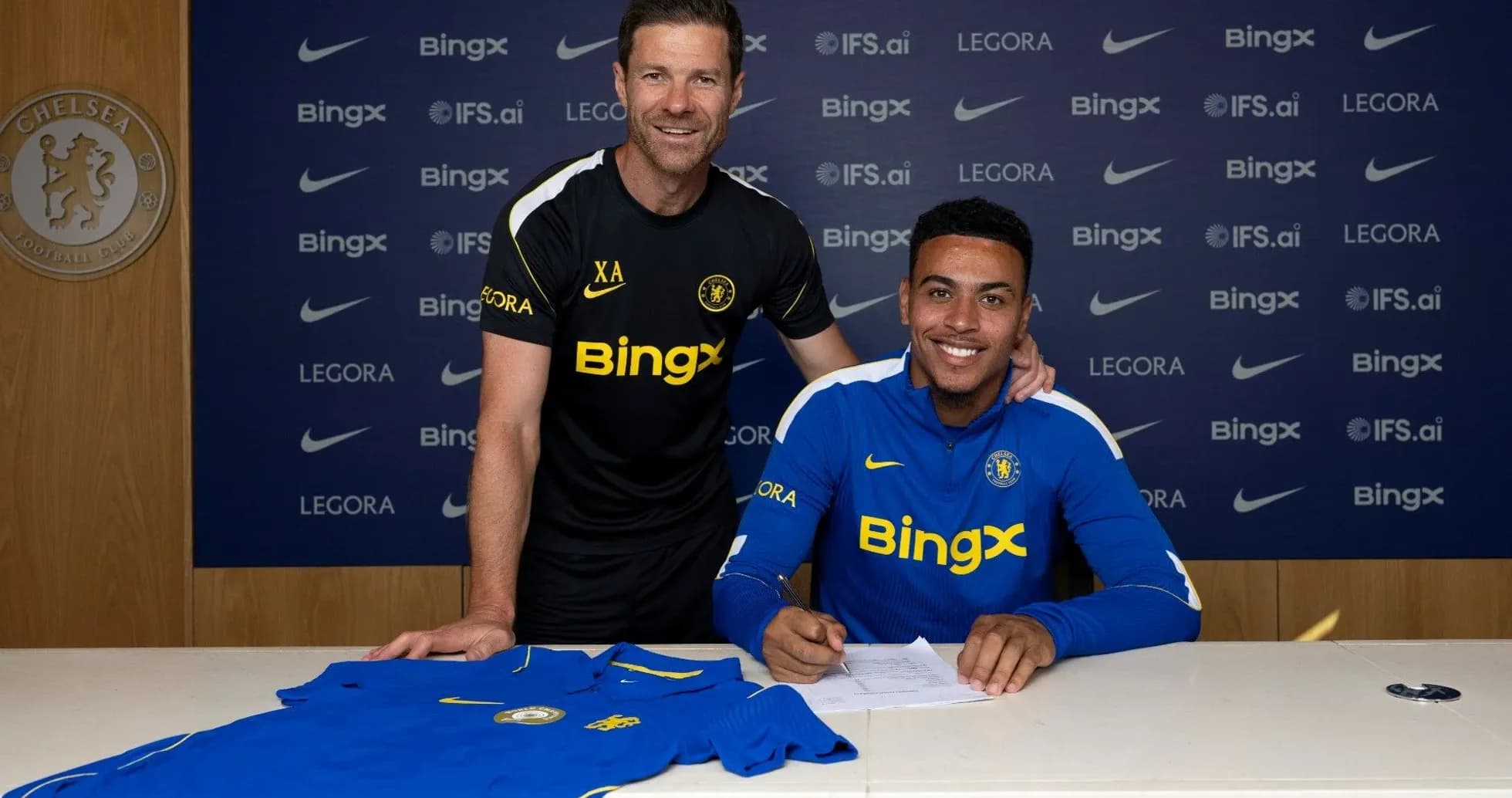 Futbolchi yangi shartnoma imzolamoqda, Chelsea logotipi