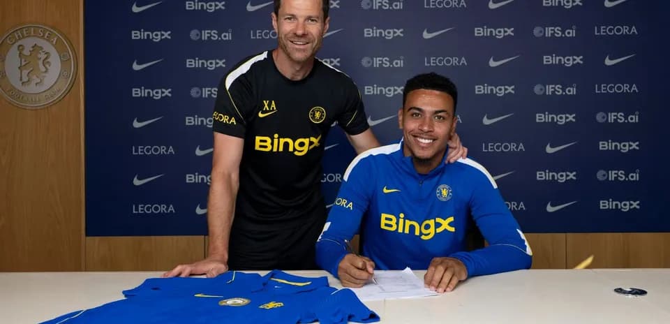 Futbolchi yangi shartnoma imzolamoqda, Chelsea logotipi