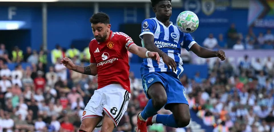 Bruno Fernandes and player competing for the ball