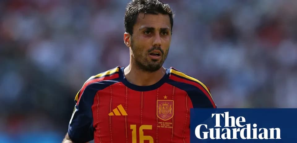 Futbolchi Ispaniya formasi bilan maydonda harakatda