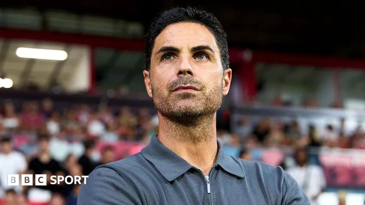 Murabbiy stadionda o'yin davomida fikr yuritmoqda