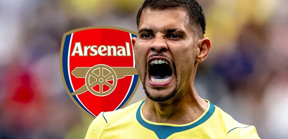 Futbolchi Arsenal emblemasi bilan hayajonlangan
