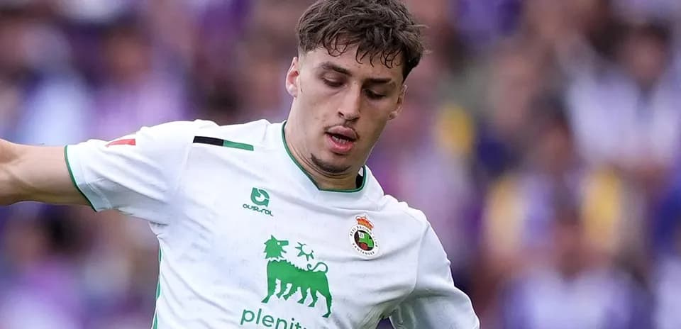 Futbolchi to'pni nazorat qilmoqda, o'yin davomida