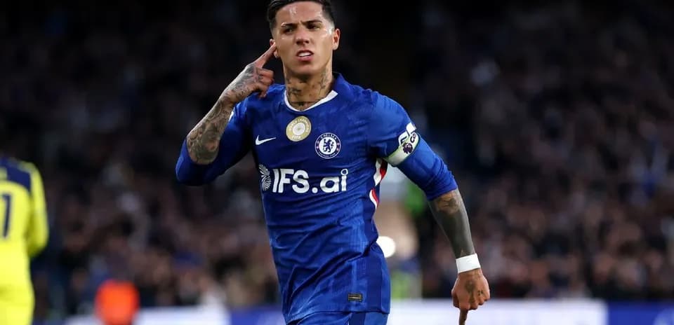Futbolchi Chelsea formasida gol urish jarayonida