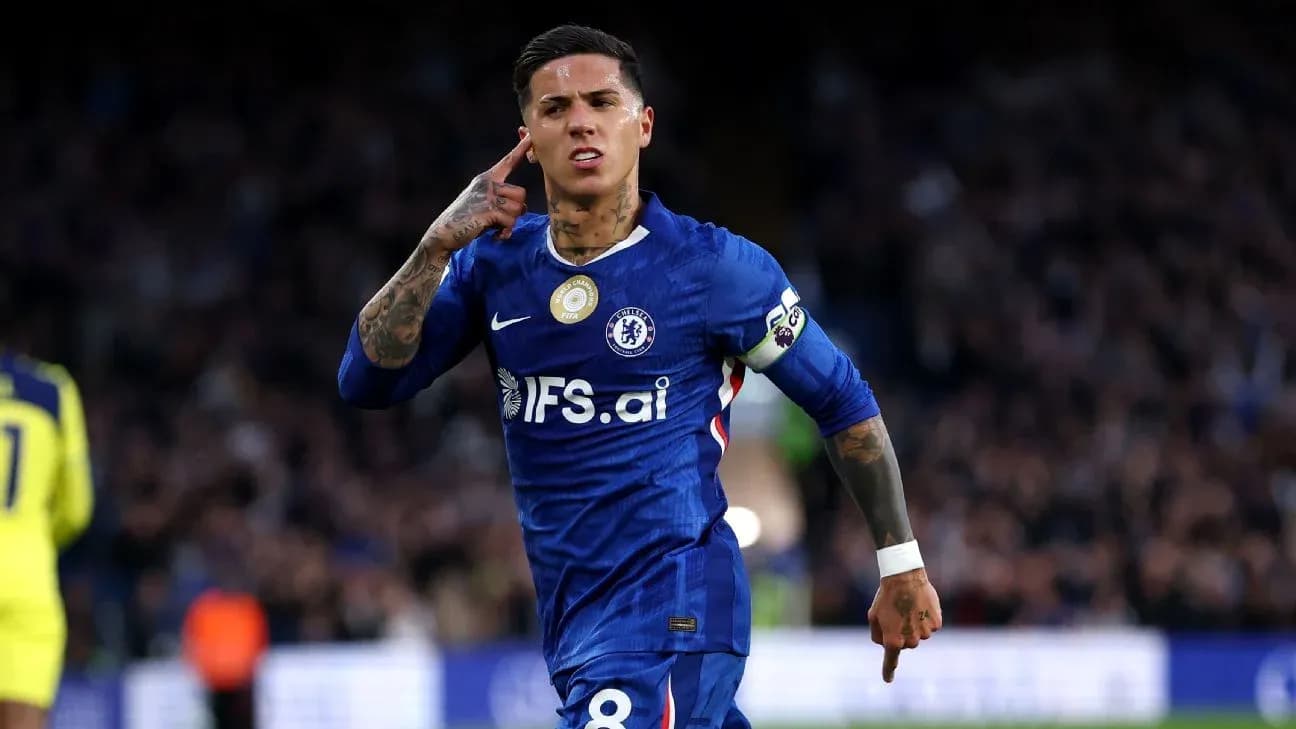 Futbolchi Chelsea formasida gol urish jarayonida Futbolchi Chelsea formasida gol urish jarayonida