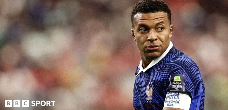 Futbolchi maydonda Frantsiya formasida ko'rinadi