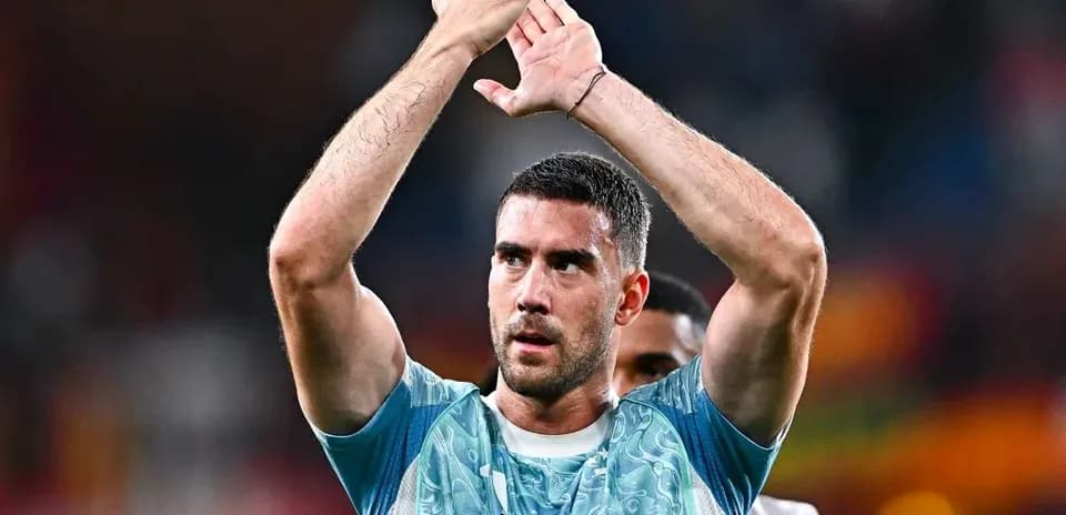 Futbolchi maydonda qo'lini ko'tarib muxlislarga rahmat aytmoqda