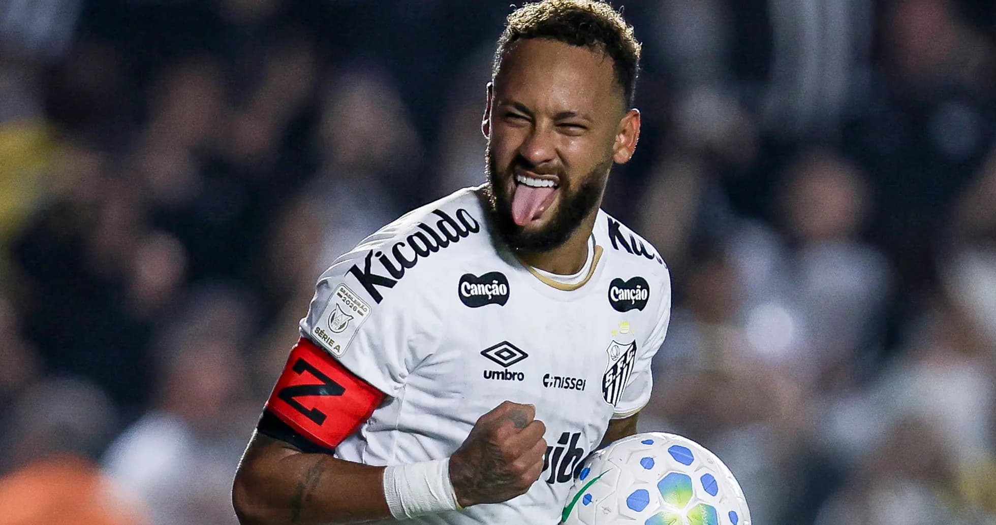 Futbolchi Neymar to'p bilan maydonda xursand