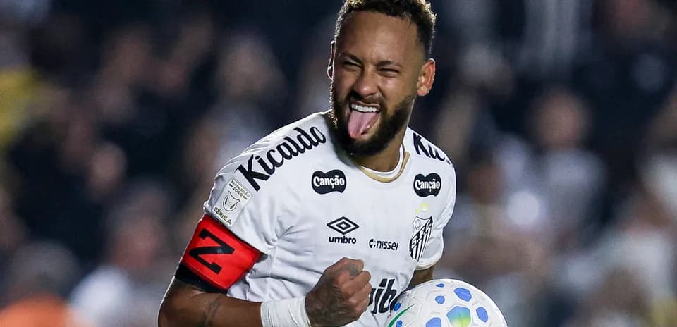 Futbolchi Neymar to'p bilan maydonda xursand