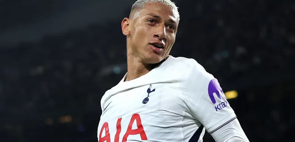 Futbolchi Tottenham formasida maydonga chiqmoqda