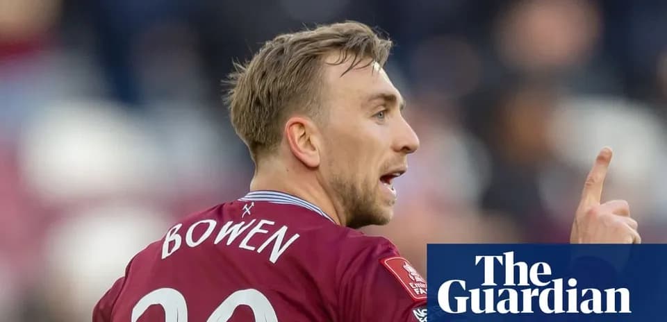 Futbolchi Bowen maydonda qo'lini ko'tarib turibdi