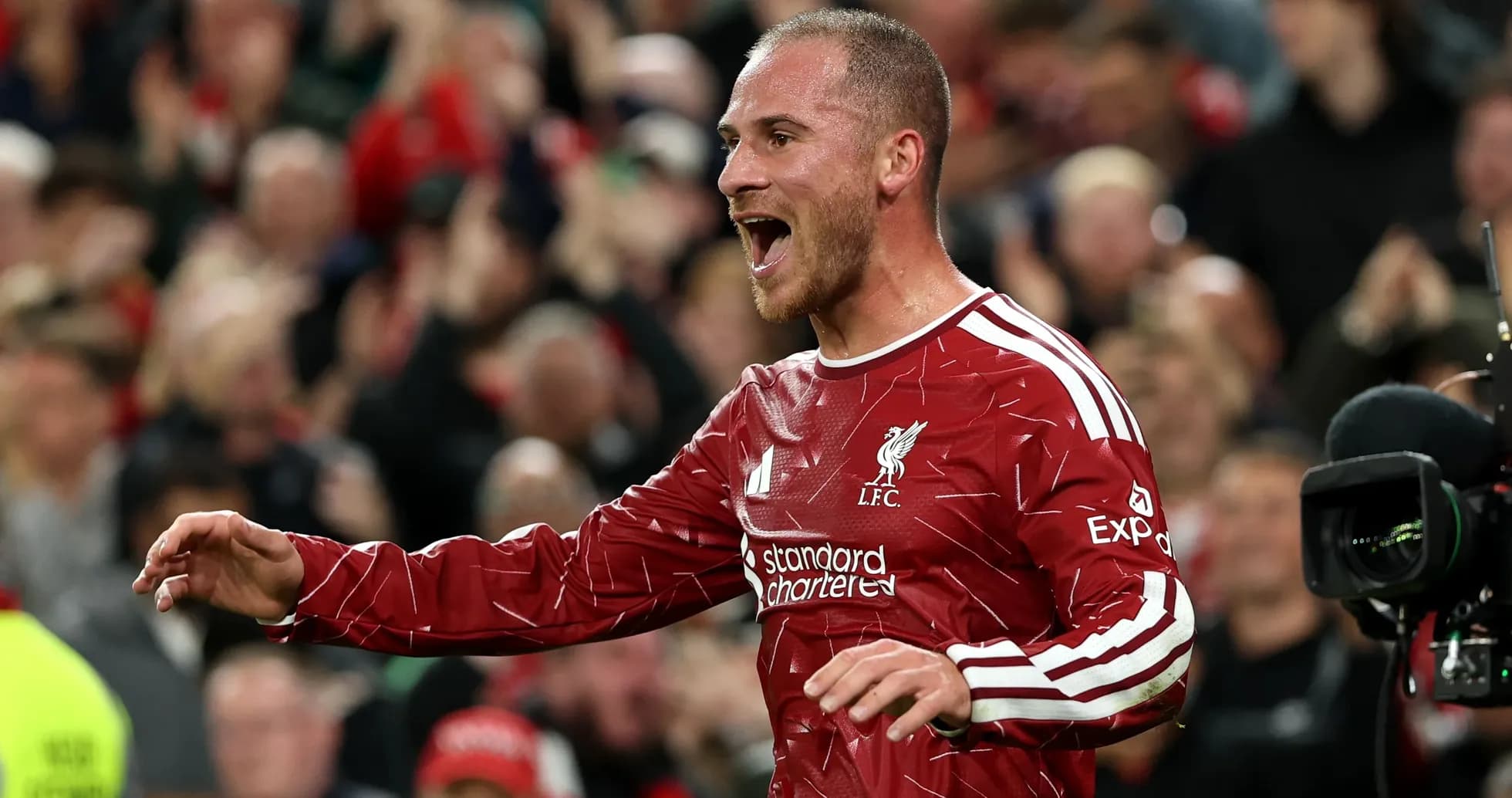 Futbolchi goli nishonlayotgan, Liverpool formasida