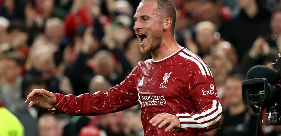 Futbolchi goli nishonlayotgan, Liverpool formasida
