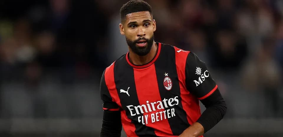 Futbolchi AC Milan formasida maydonda harakatda