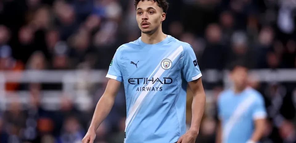 Futbolchi Manchester City formasi bilan maydonda