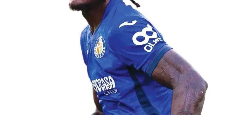 Futbolchi to'pni ushlab, harakatda
