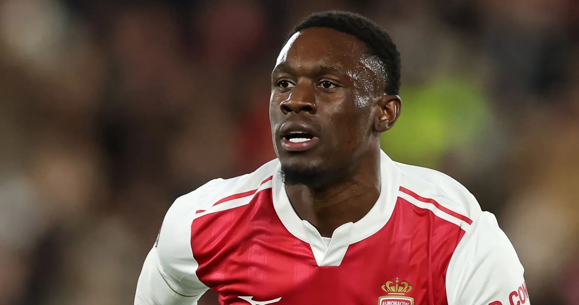 Futbolchi AS Monaco formasida o'yin o'tkazmoqda