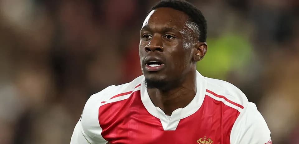 Futbolchi AS Monaco formasida o'yin o'tkazmoqda