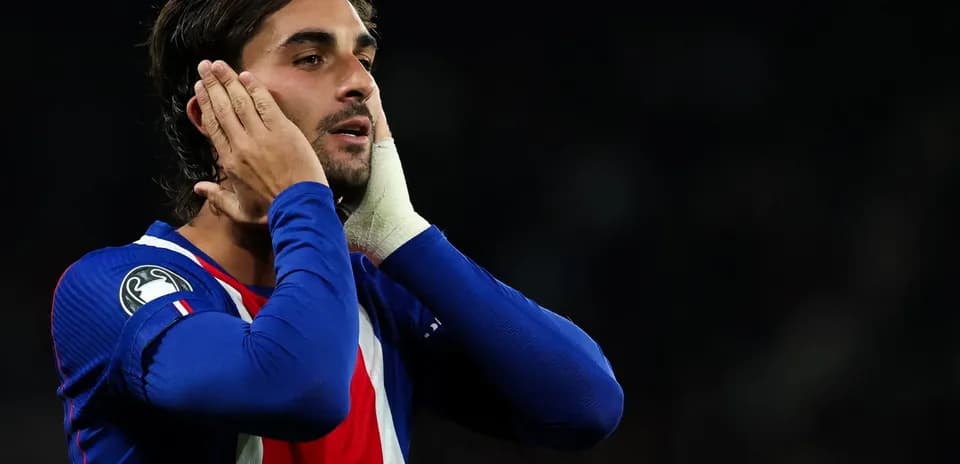 Futbolchi qo'llarini yuziga bosgan holatda
